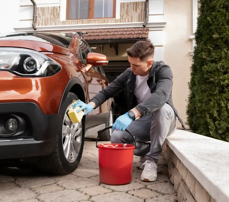 Lavage auto à domicile Tombebœuf : professionnel intervenant sur un véhicule